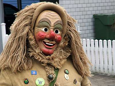 Rust Kultur Rözi Hansele mit Rätsche