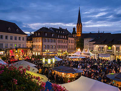 Place du marché lors de la fête du vin à Emmendingen © Martin Ziaja